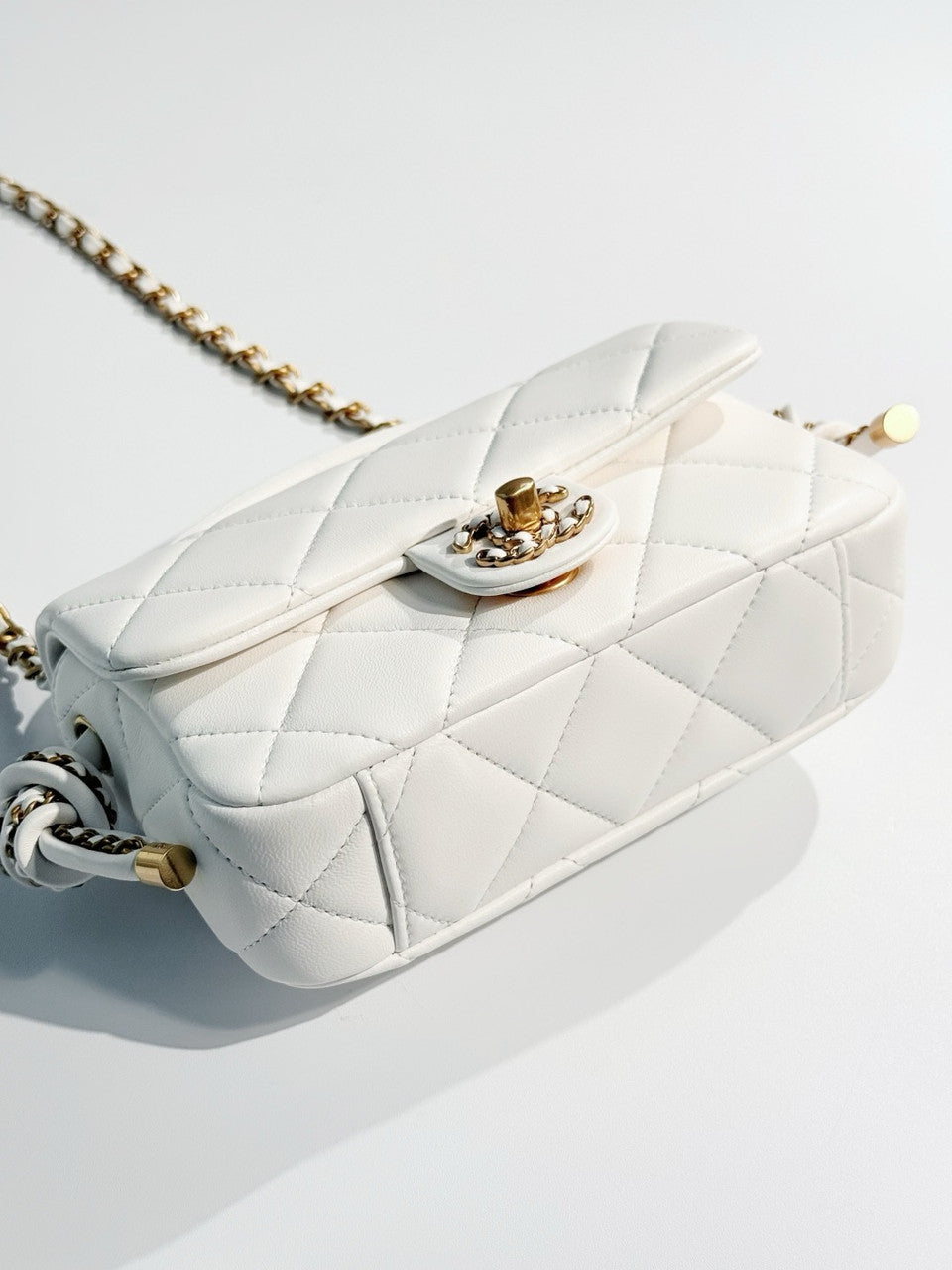 Chanel CRUISE 2024/25 WHITE FLAP BAG WITH TOP HANDLE  Lambskin & Gold Metal Chanel