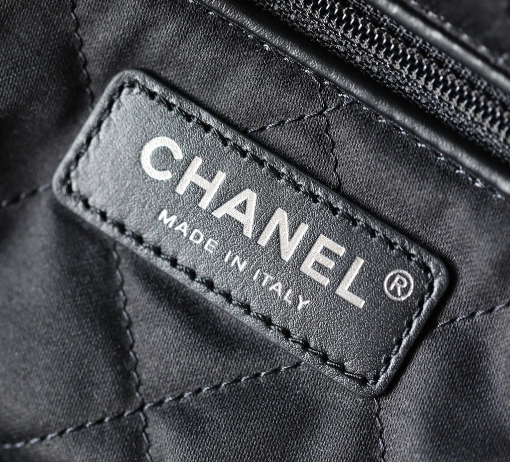CHANEL 22 SMALL HANDBAG SO BLACK