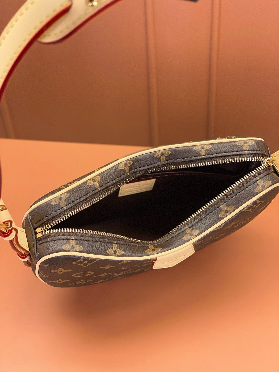 Louis Vuitton M46828 Croissant MM