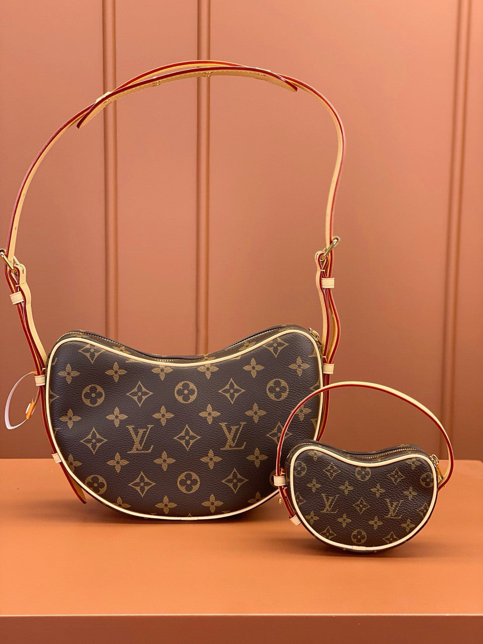 Louis Vuitton M46828 Croissant MM