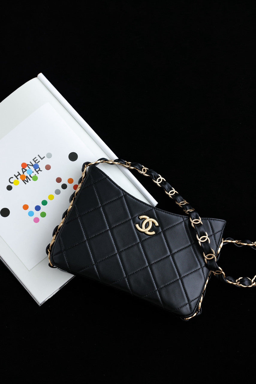 CHANEL FALL-WINTER 2024/25 HOBO HANDBAG
