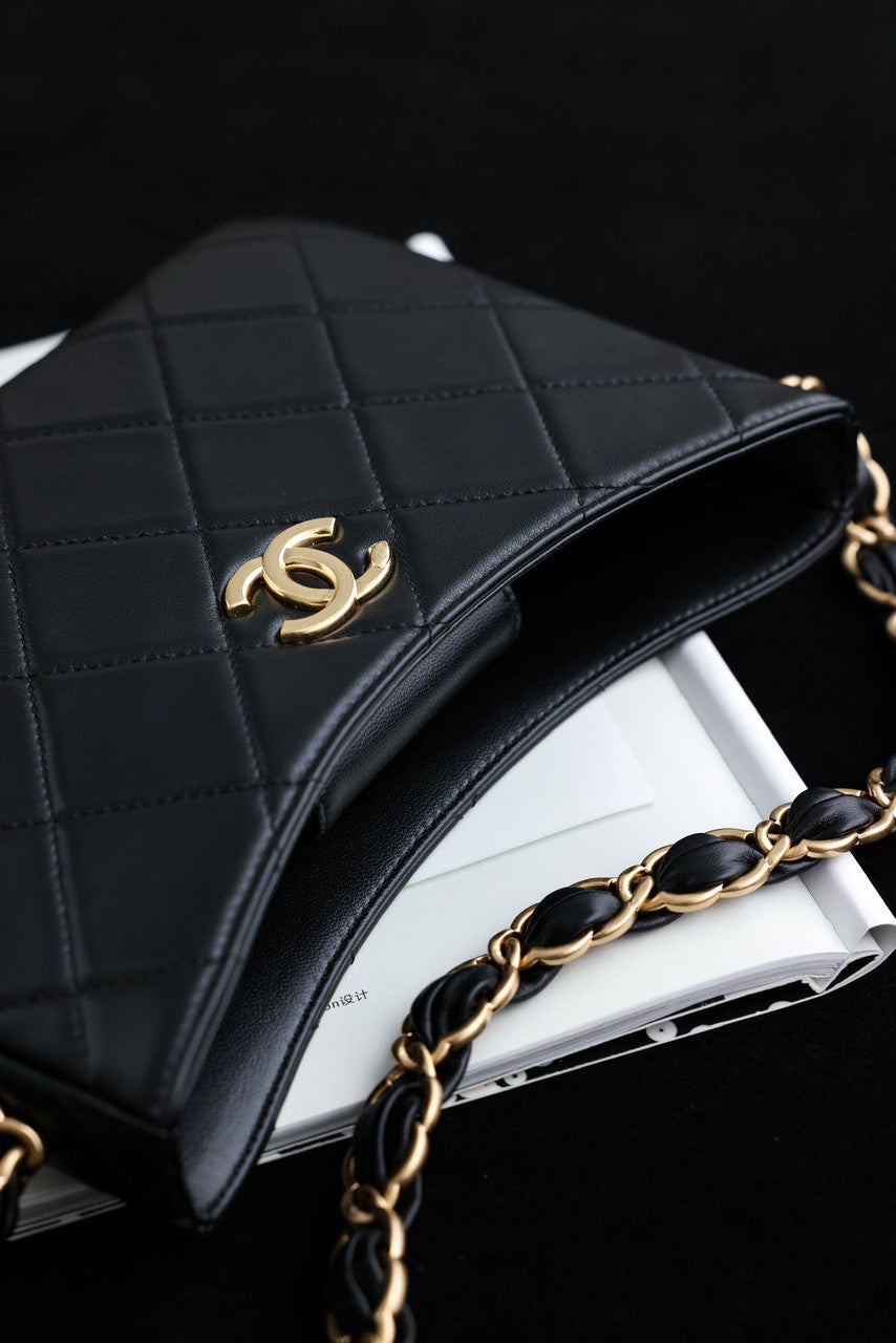 CHANEL FALL-WINTER 2024/25 HOBO HANDBAG