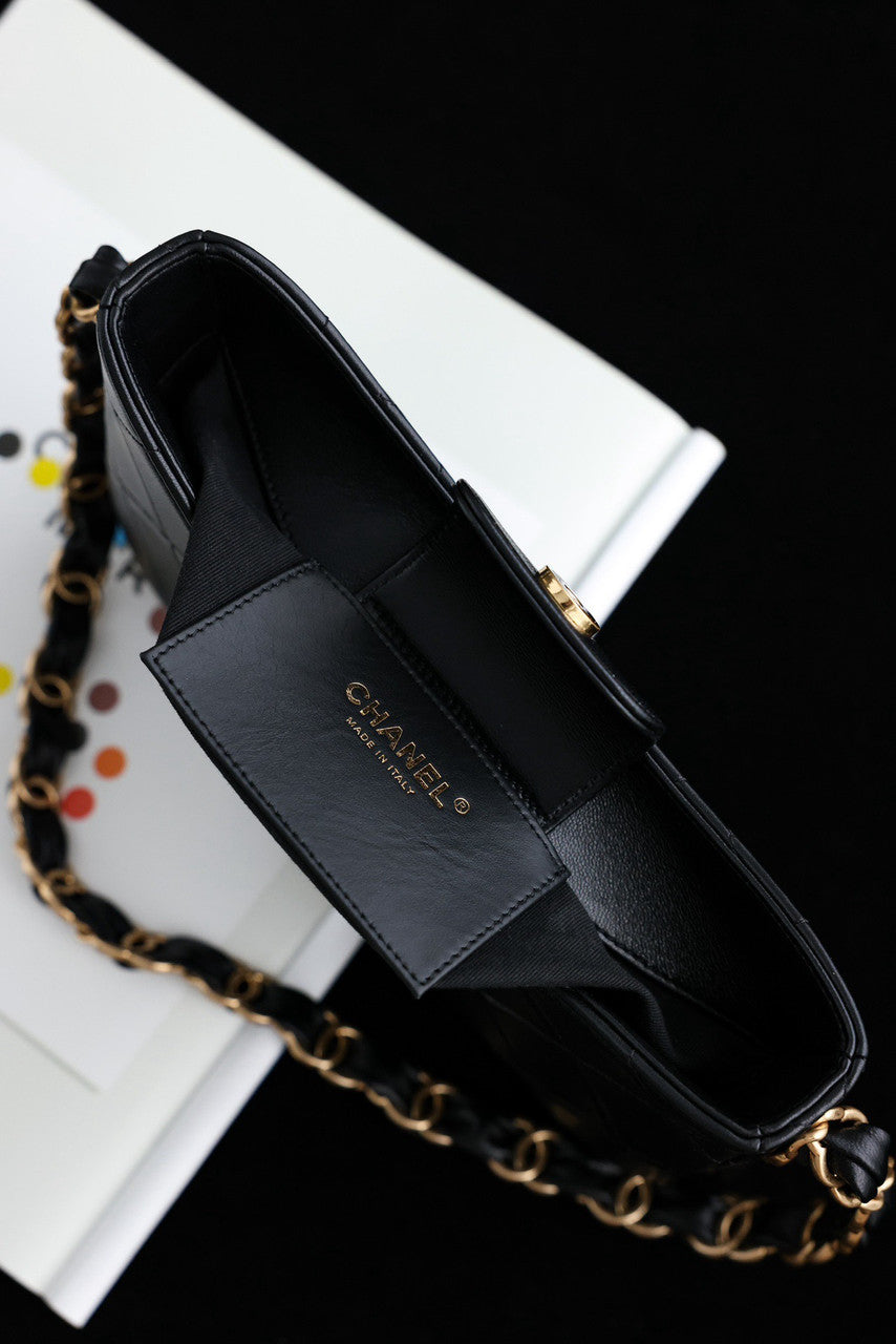 CHANEL FALL-WINTER 2024/25 HOBO HANDBAG