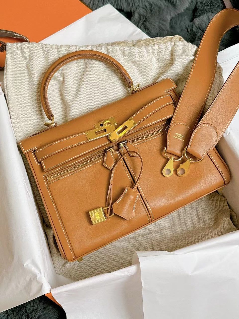 Hermes LIMITED EDITION GOLD SWIFT LEATHER LAKIS KELLY 28 WITH GOLD HARDWARE