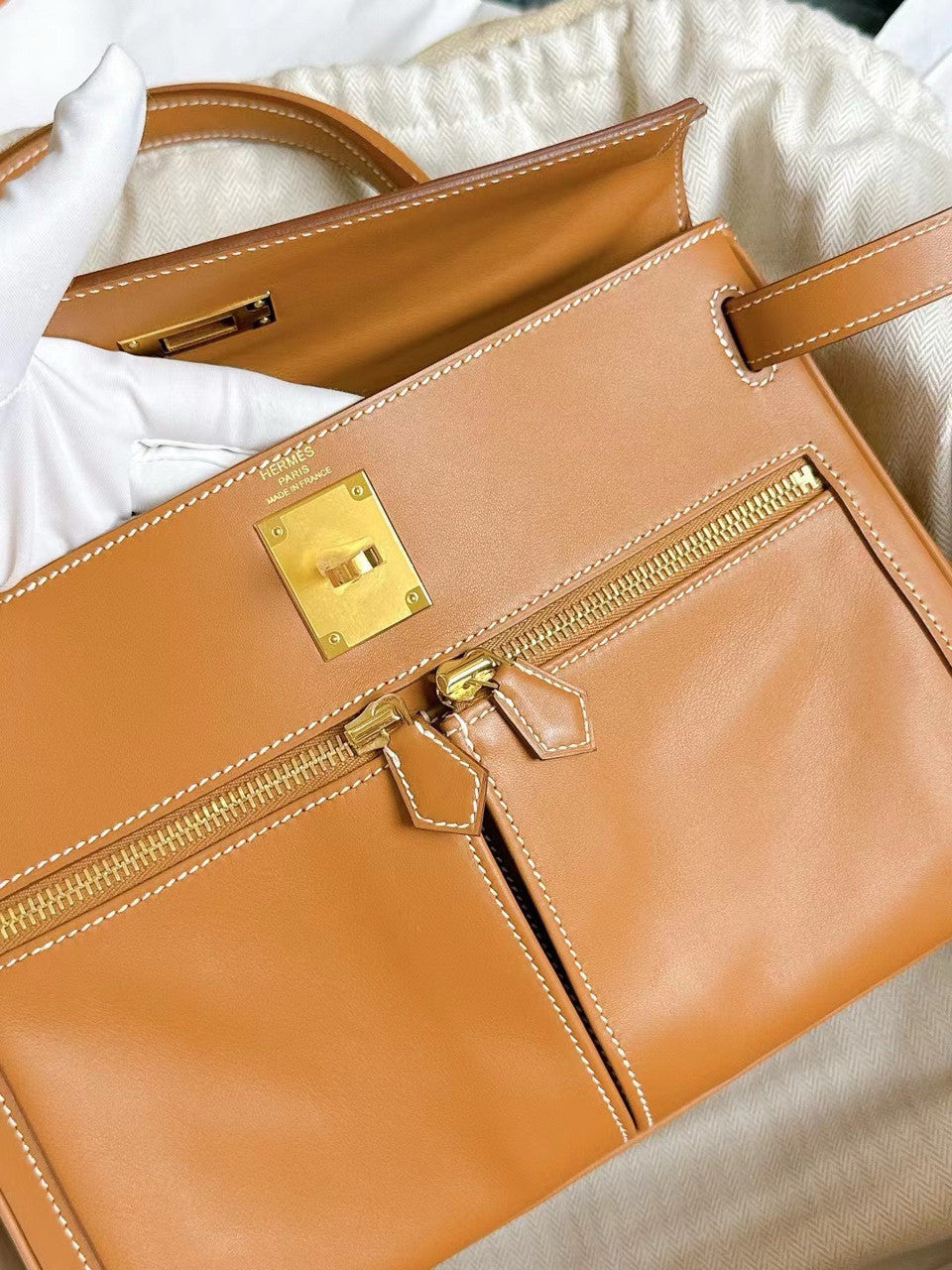 Hermes LIMITED EDITION GOLD SWIFT LEATHER LAKIS KELLY 28 WITH GOLD HARDWARE