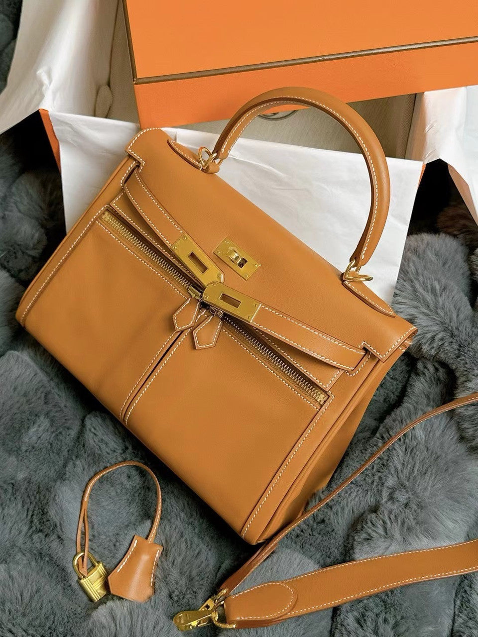 Hermes LIMITED EDITION GOLD SWIFT LEATHER LAKIS KELLY 28 WITH GOLD HARDWARE