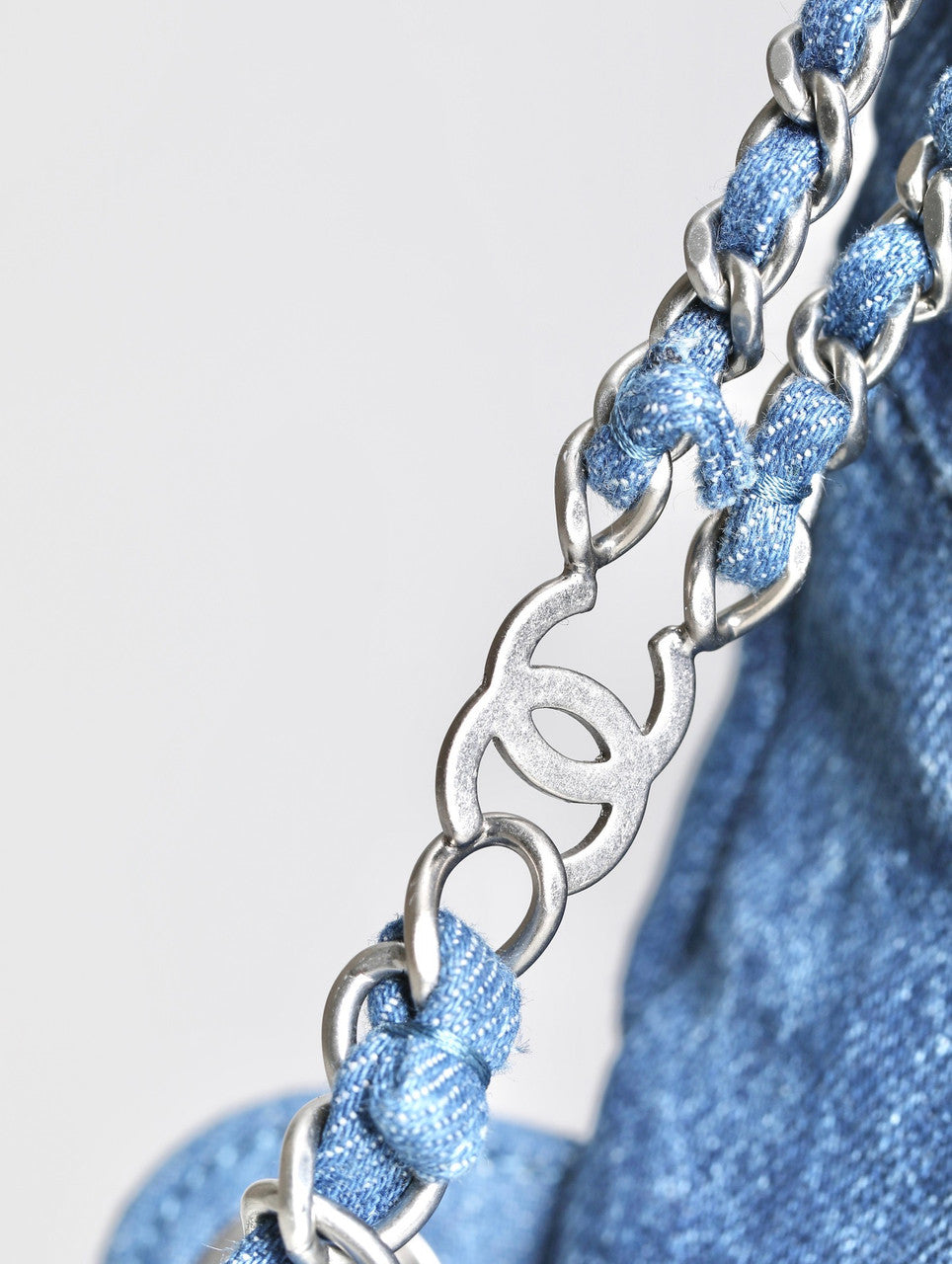 CHANEL 22 DENIM HANDBAG SS2023