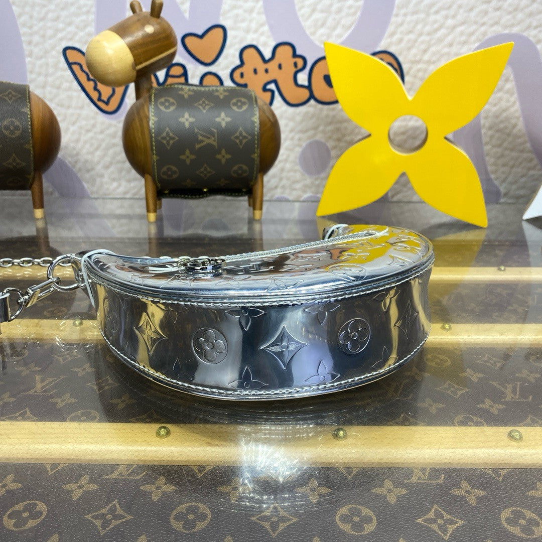 Louis Vuitton M11833 Ski Loop PM Bag