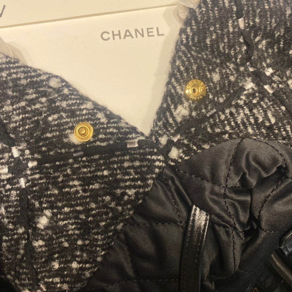 CHANEL 22 HANDBAG Wool Tweed Large