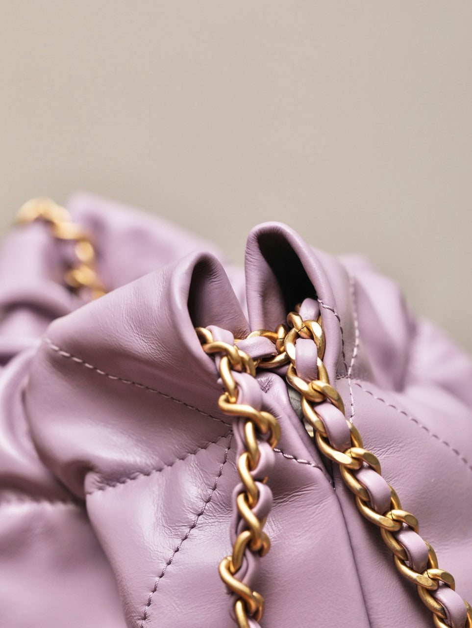 CHANEL 22 MINI HANDBAG GOLD LOGO SS2023 LILAC
