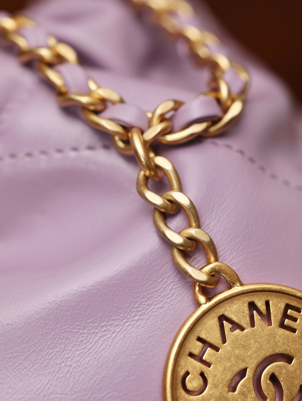 CHANEL 22 MINI HANDBAG GOLD LOGO SS2023 LILAC