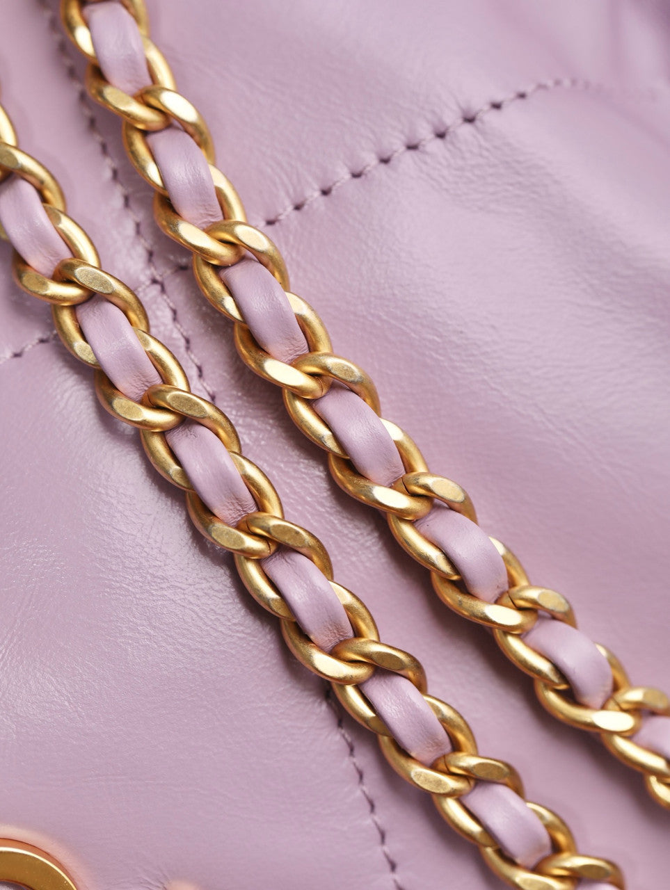 CHANEL 22 MINI HANDBAG GOLD LOGO SS2023 LILAC