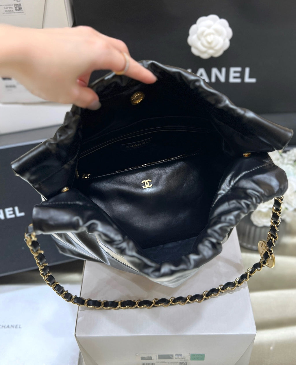 CHANEL 22 HANDBAG Black & White 24S