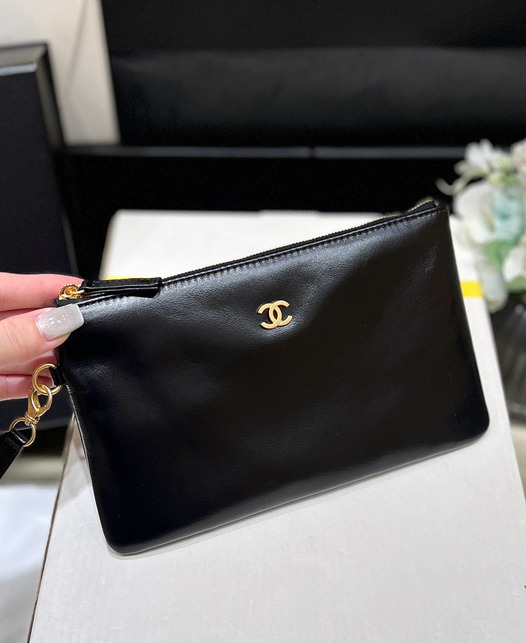 CHANEL 22 HANDBAG Black & White 24S