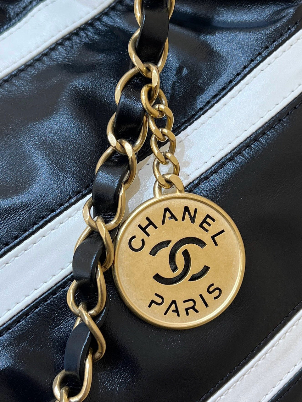 CHANEL 22 HANDBAG Black & White 24S