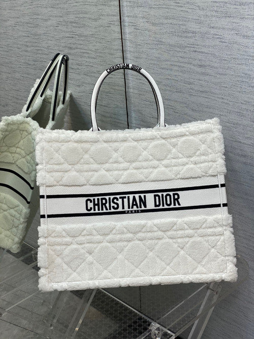 Christian Dior LARGE DIOR BOOK TOTE Latte Cannage Shearling (42 x 35 x 18.5 cm)