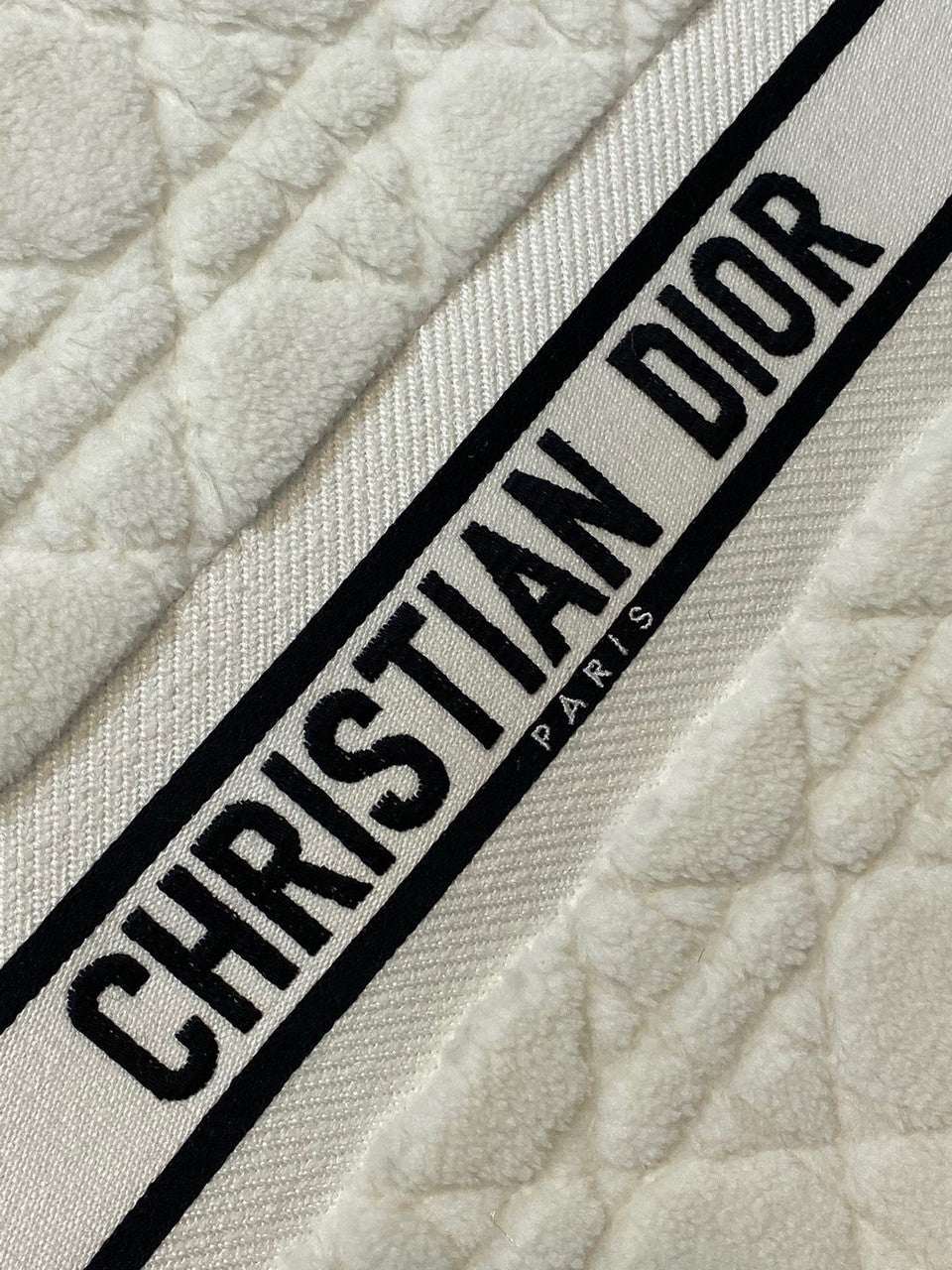 Christian Dior LARGE DIOR BOOK TOTE Latte Cannage Shearling (42 x 35 x 18.5 cm)