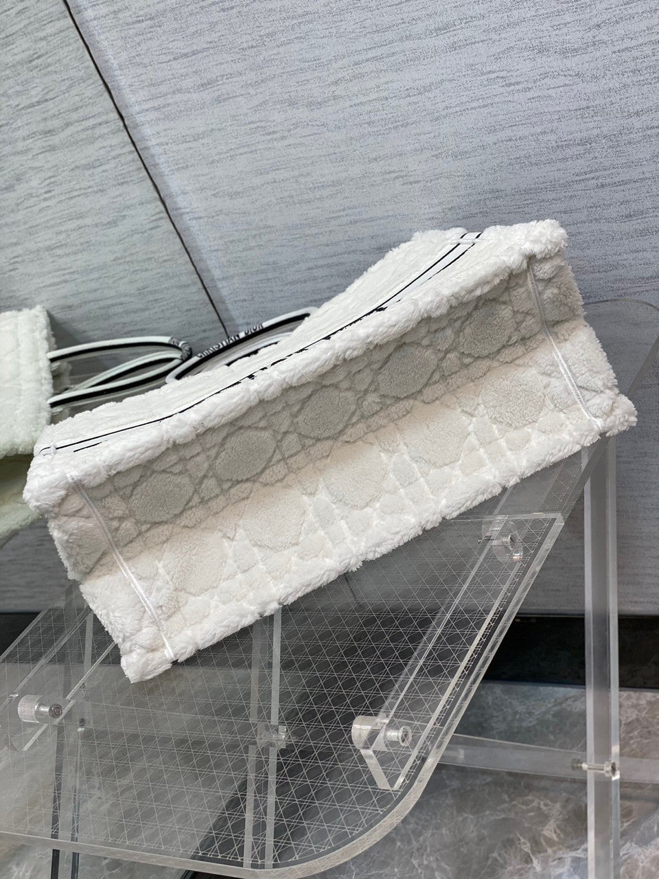 Christian Dior LARGE DIOR BOOK TOTE Latte Cannage Shearling (42 x 35 x 18.5 cm)