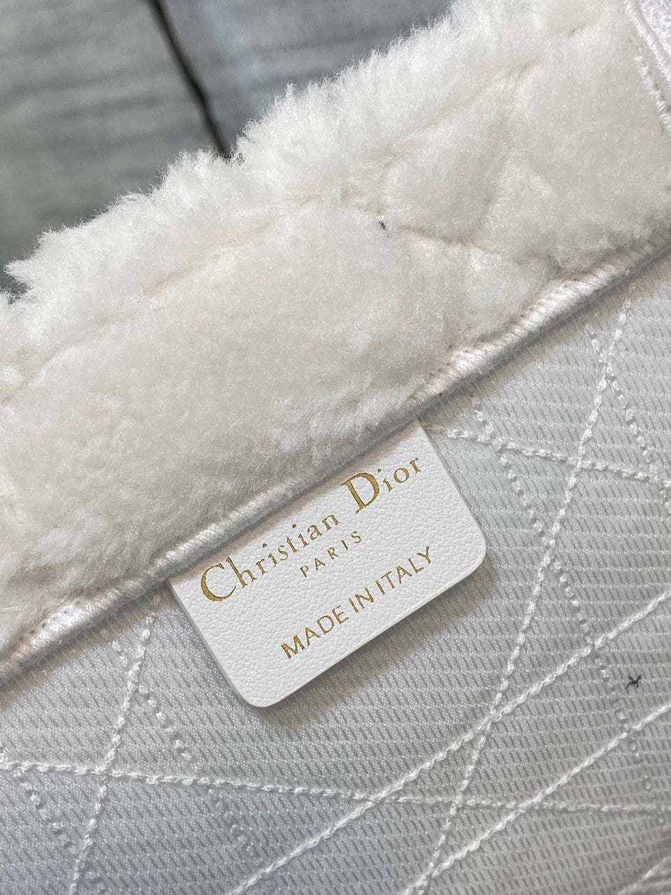 Christian Dior LARGE DIOR BOOK TOTE Latte Cannage Shearling (42 x 35 x 18.5 cm)
