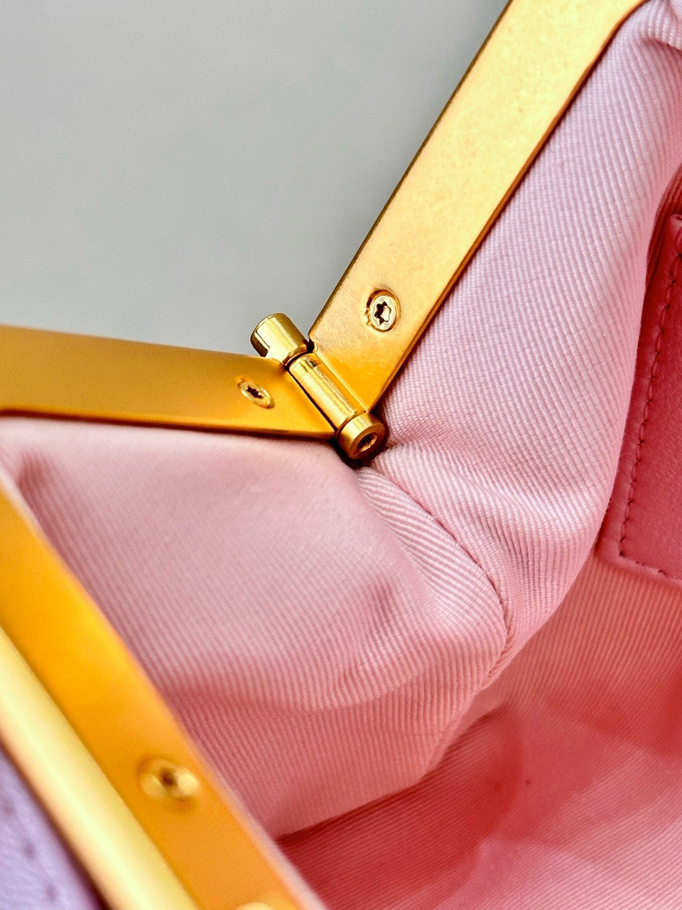 CHANEL HANDBAG WITH CHAIN PINK