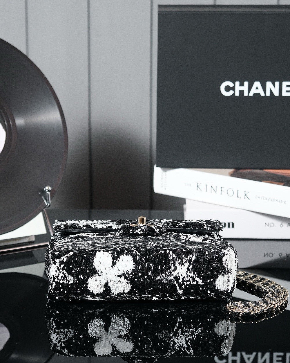 CHANEL FALL-WINTER 2024/25 PRE-COLLECTION SEQUINS FLAP BAG