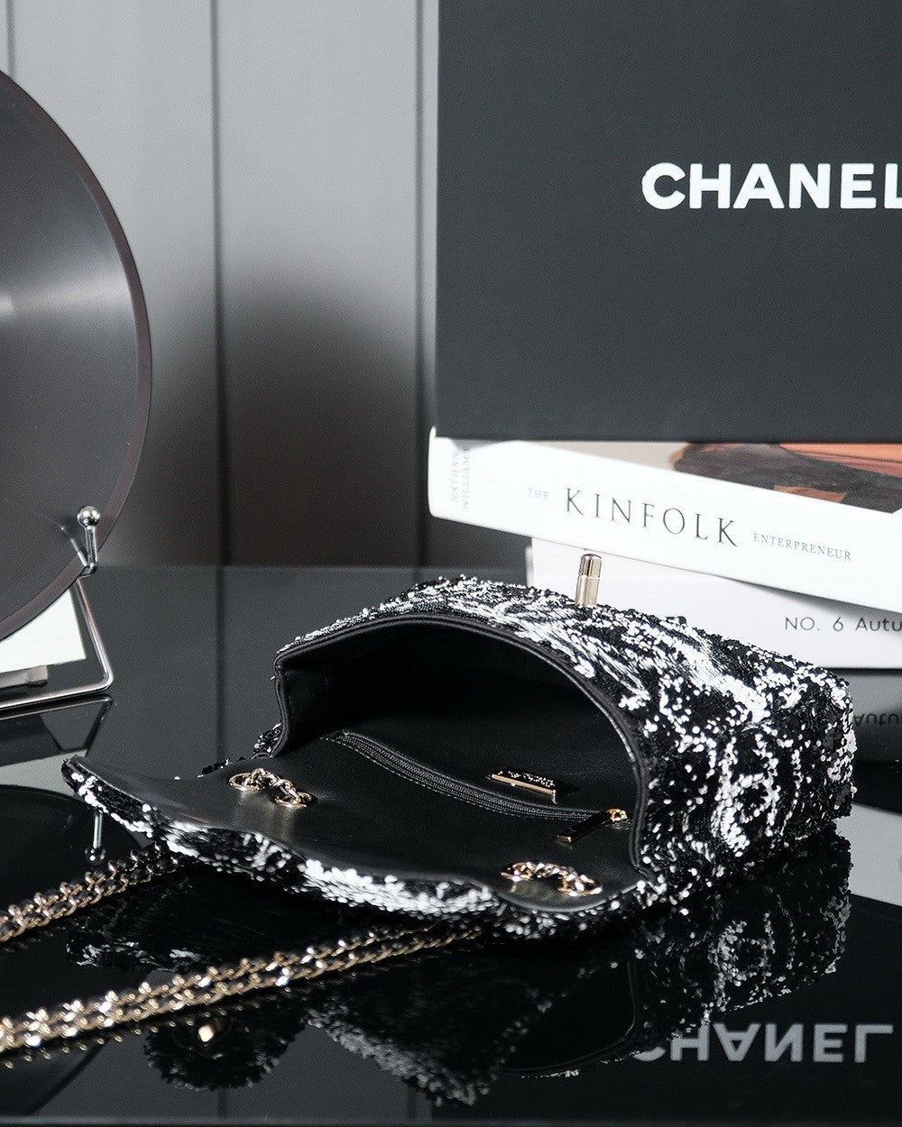 CHANEL FALL-WINTER 2024/25 PRE-COLLECTION SEQUINS FLAP BAG