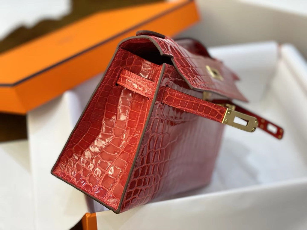 Hermès Shiny Red  Alligator Kelly Pochette Gold Hardware