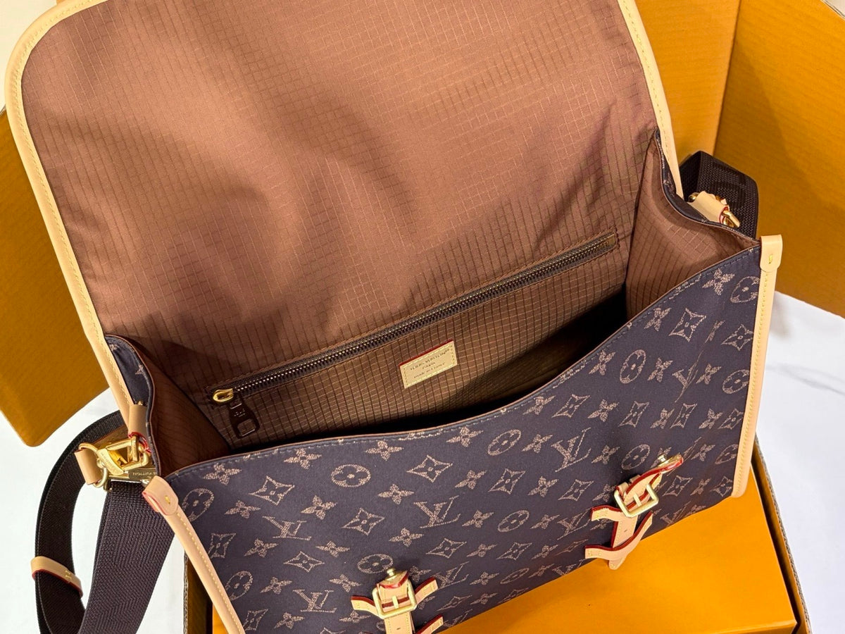LV Jet Lag Bag MM - interior view with open flap