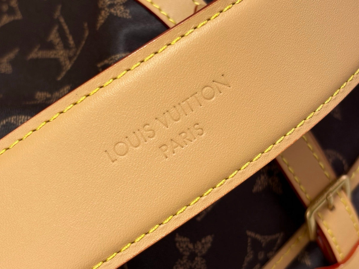 LV Jet Lag Bag MM - top handle debossed logo detail