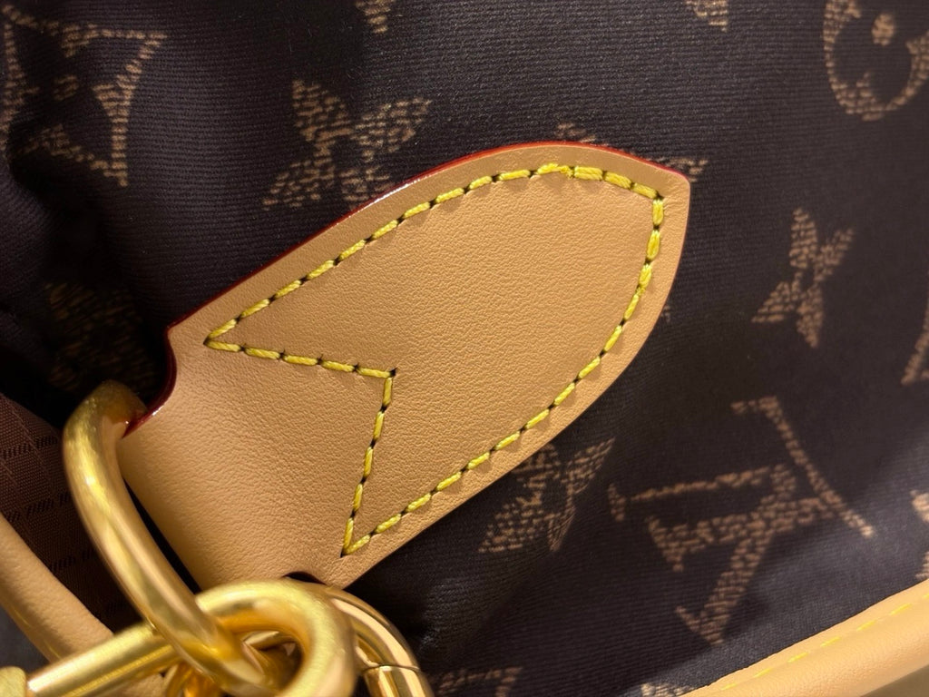 LV Jet Lag Bag MM - leather anchor patch detail