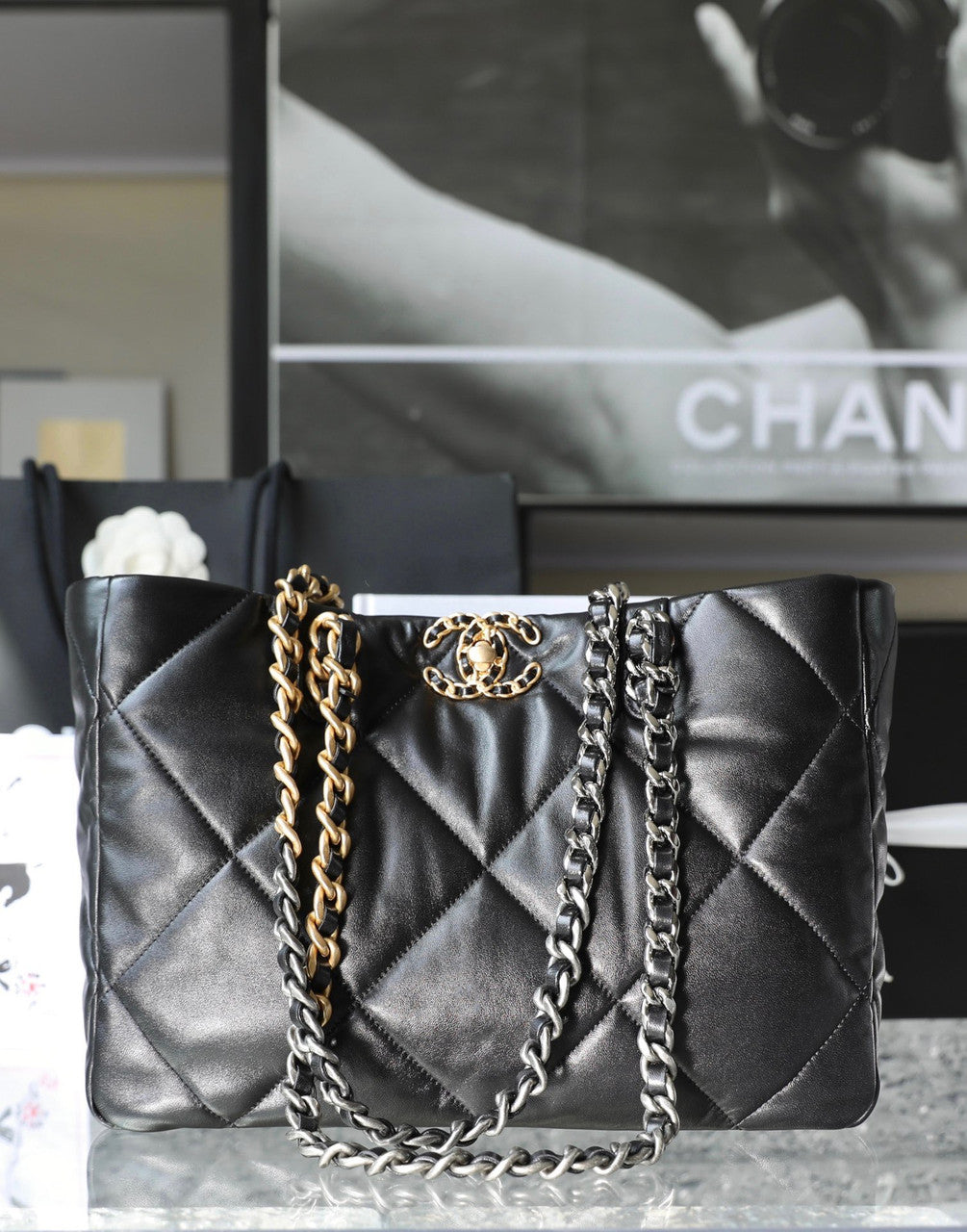 CHANEL 19 SHOPPING BAG FW2022/23