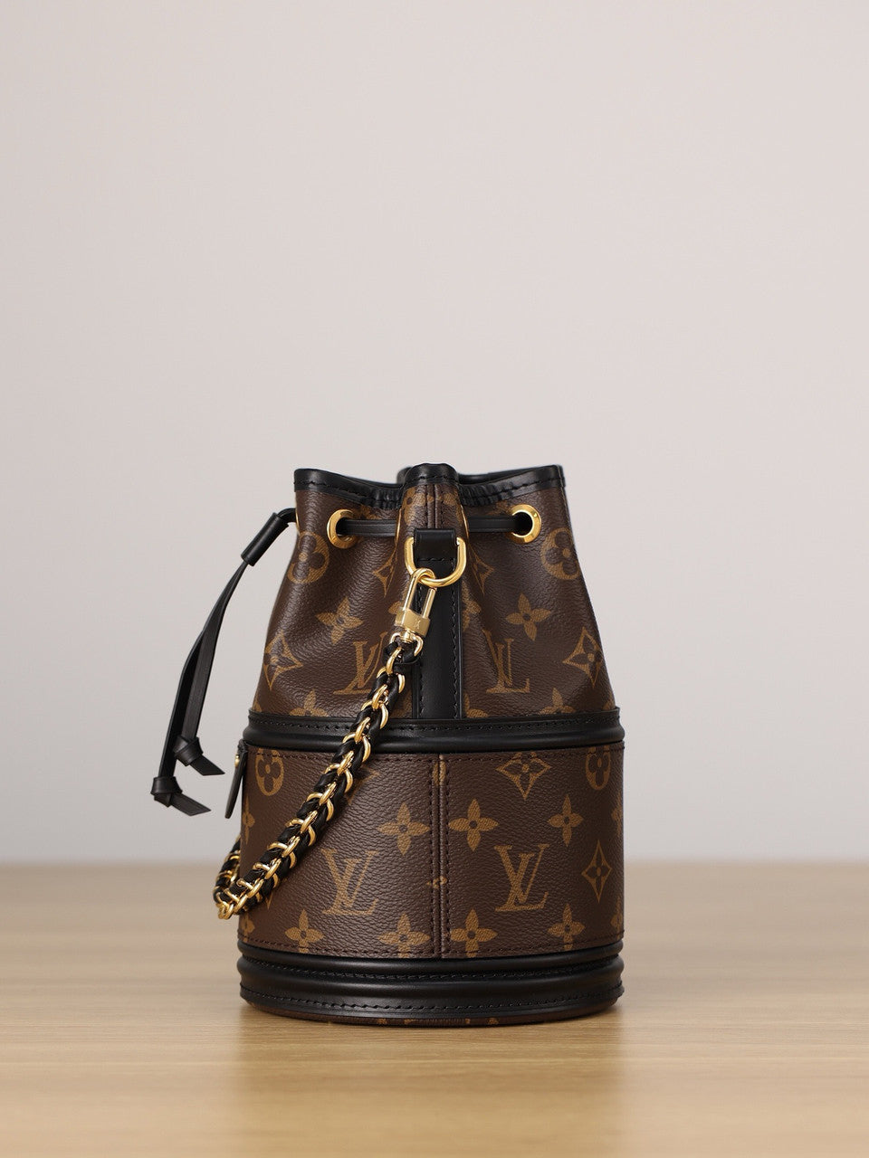 Louis Vuitton 83480 Canoé Bucket Bag