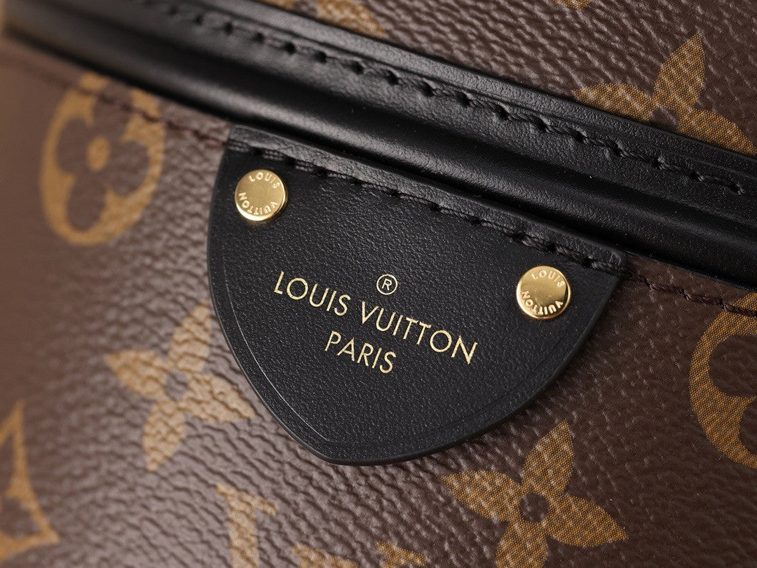 Louis Vuitton 83480 Canoé Bucket Bag