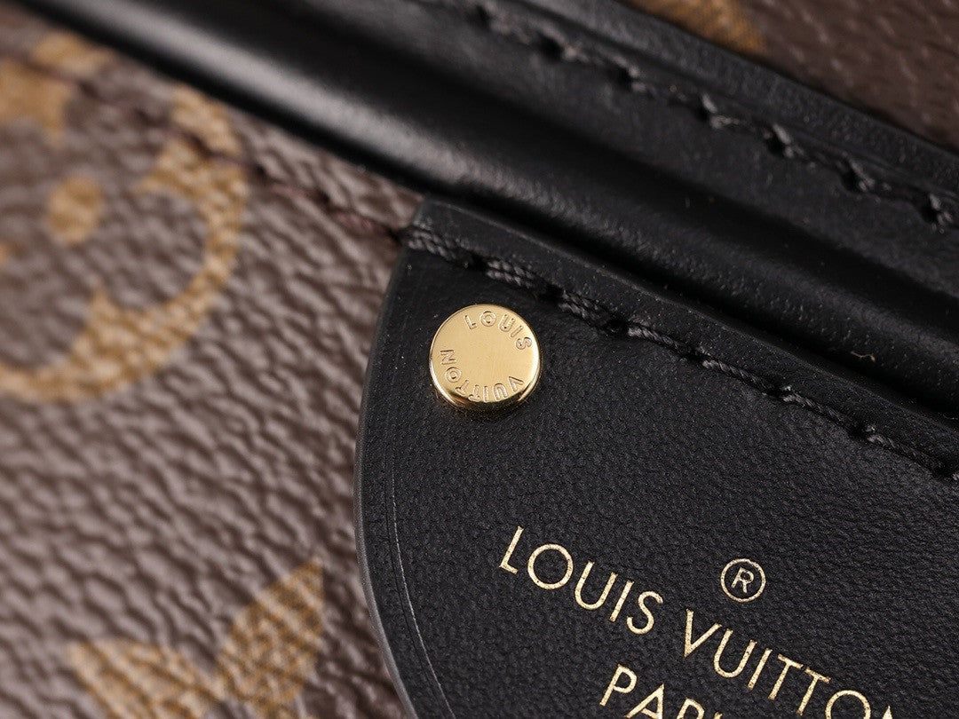 Louis Vuitton 83480 Canoé Bucket Bag