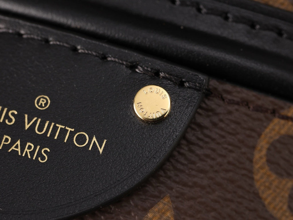Louis Vuitton 83480 Canoé Bucket Bag