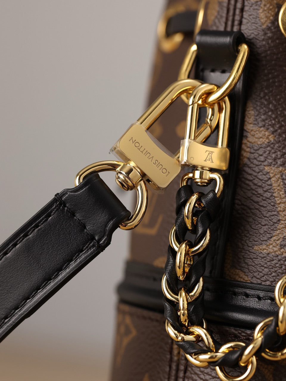 Louis Vuitton 83480 Canoé Bucket Bag