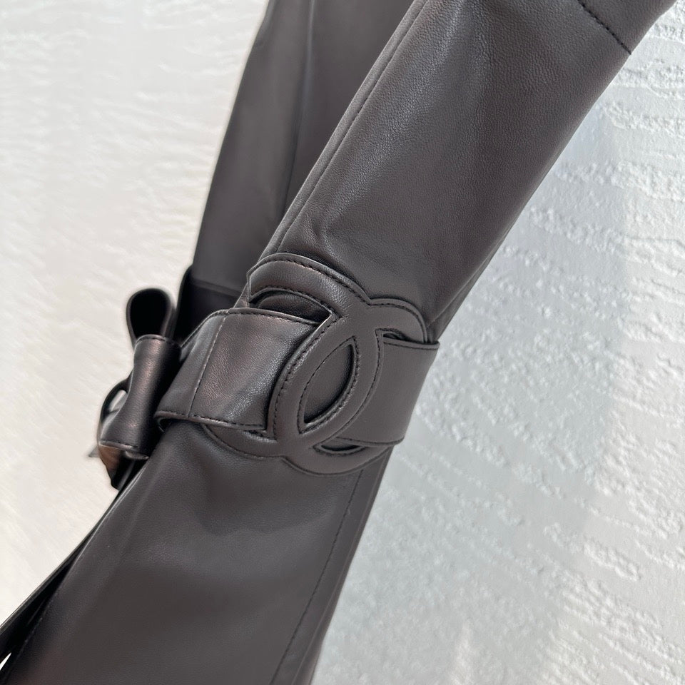 Chanel interlocking CC logo side waist detail