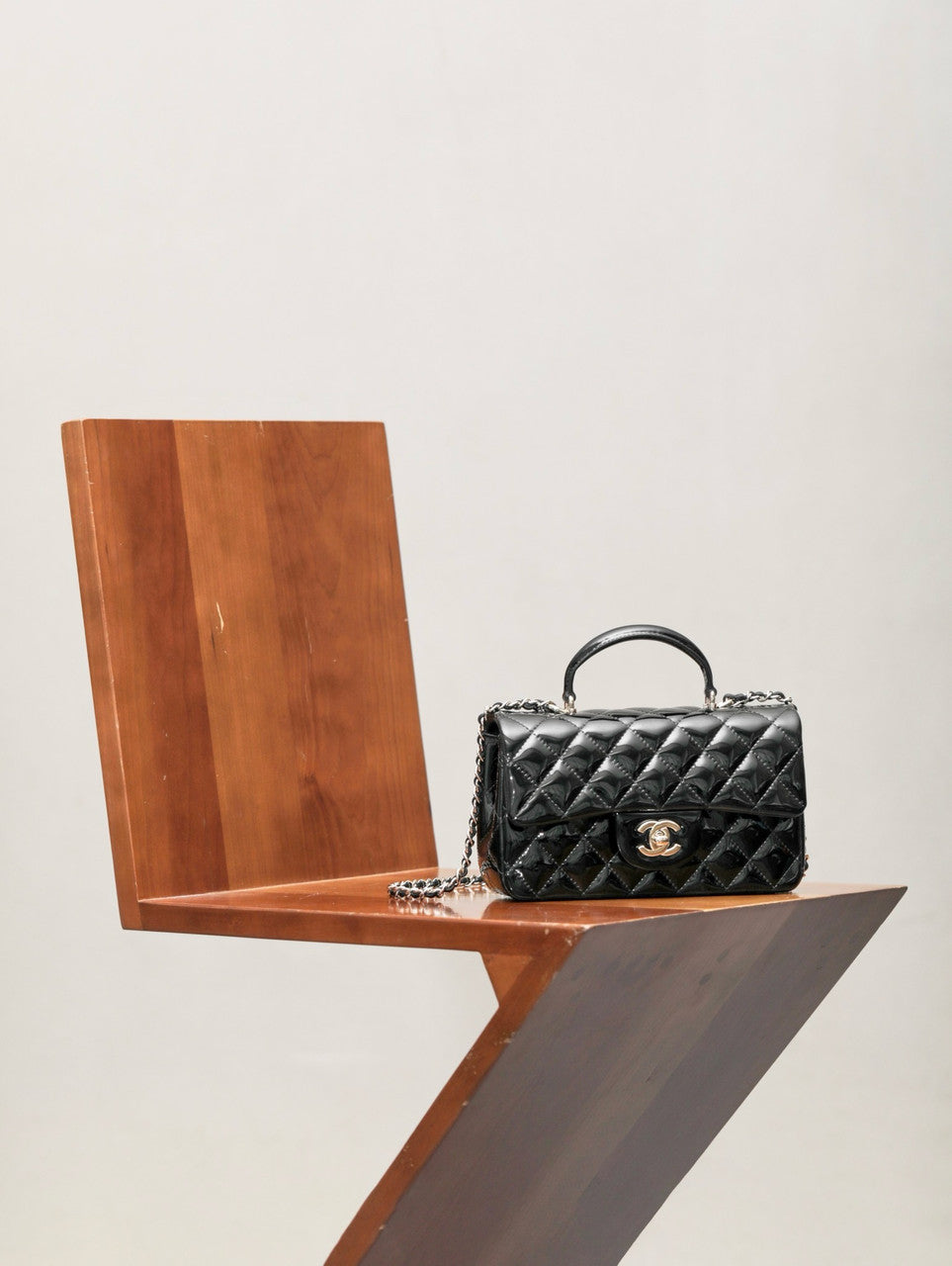 CHANEL FALL-WINTER 2024/25   MINI PATENT CLASSIC HANDBAG WITH TOP HANDLE