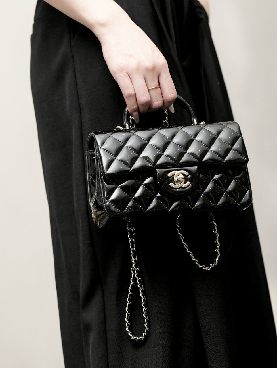 CHANEL FALL-WINTER 2024/25   MINI PATENT CLASSIC HANDBAG WITH TOP HANDLE