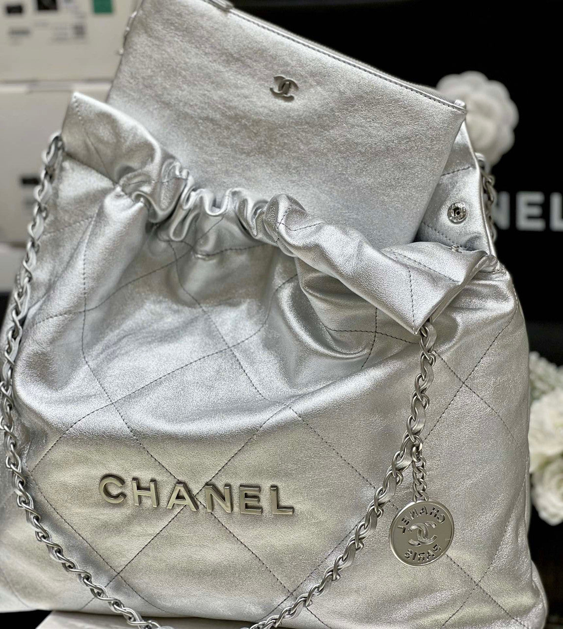CHANEL 22 HANDBAG Silver Medium AW 2022
