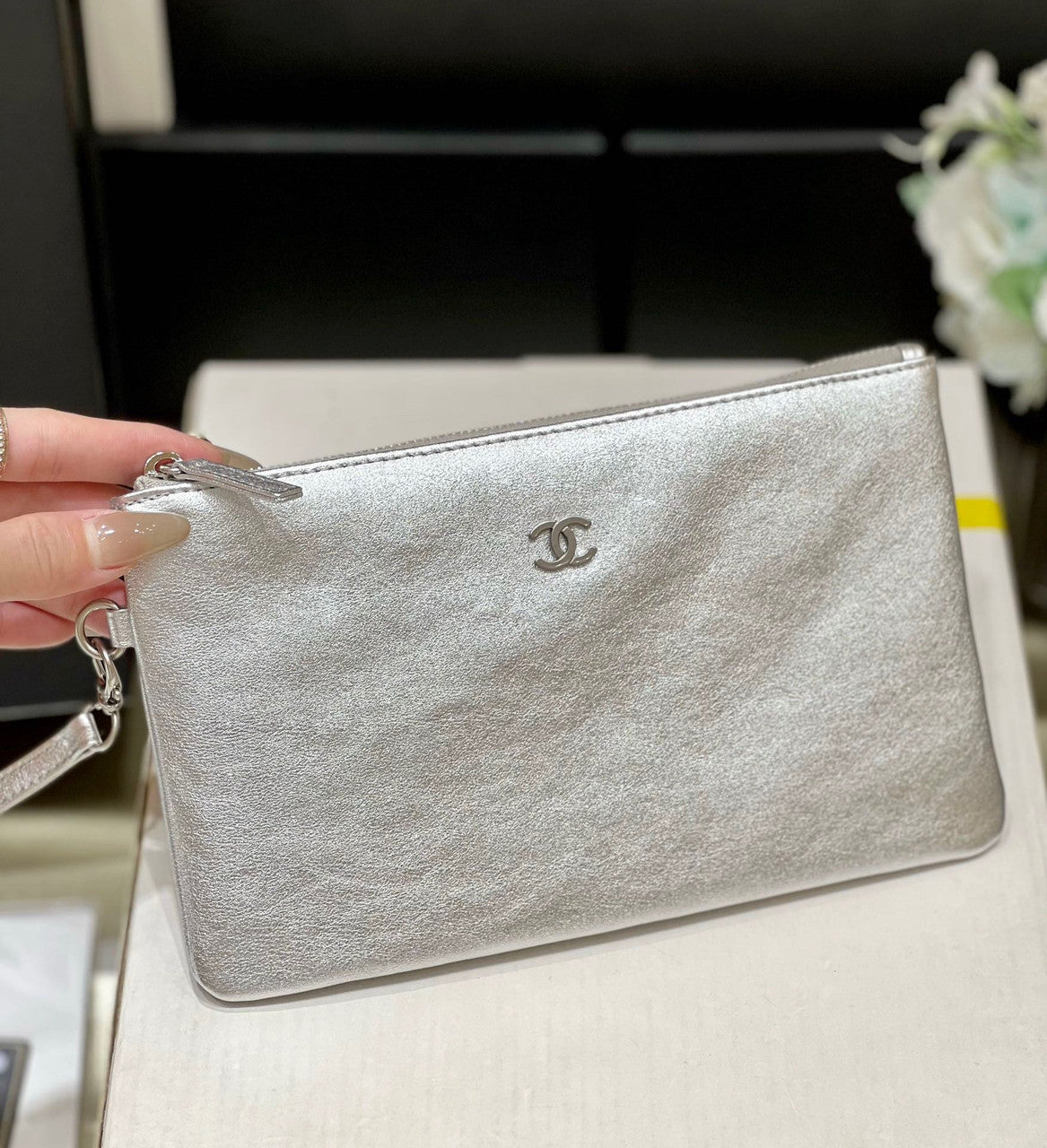CHANEL 22 HANDBAG Silver Medium AW 2022