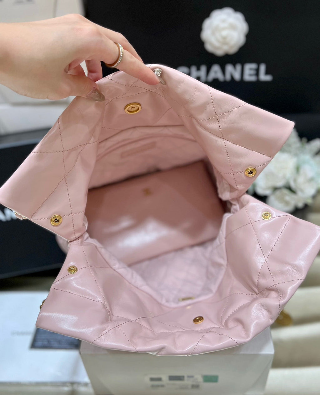 CHANEL 22 HANDBAG Pink Medium AW 2022