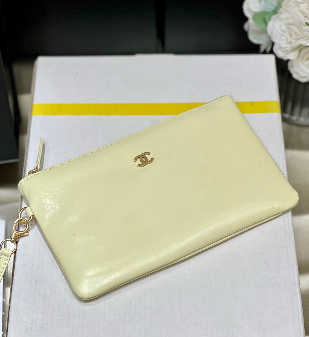 CHANEL 22 HANDBAG Yellow Medium AW 2022