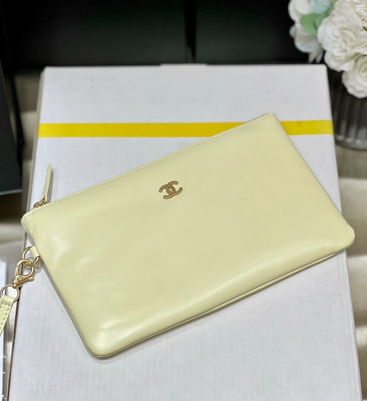 CHANEL 22 HANDBAG Yellow Medium AW 2022