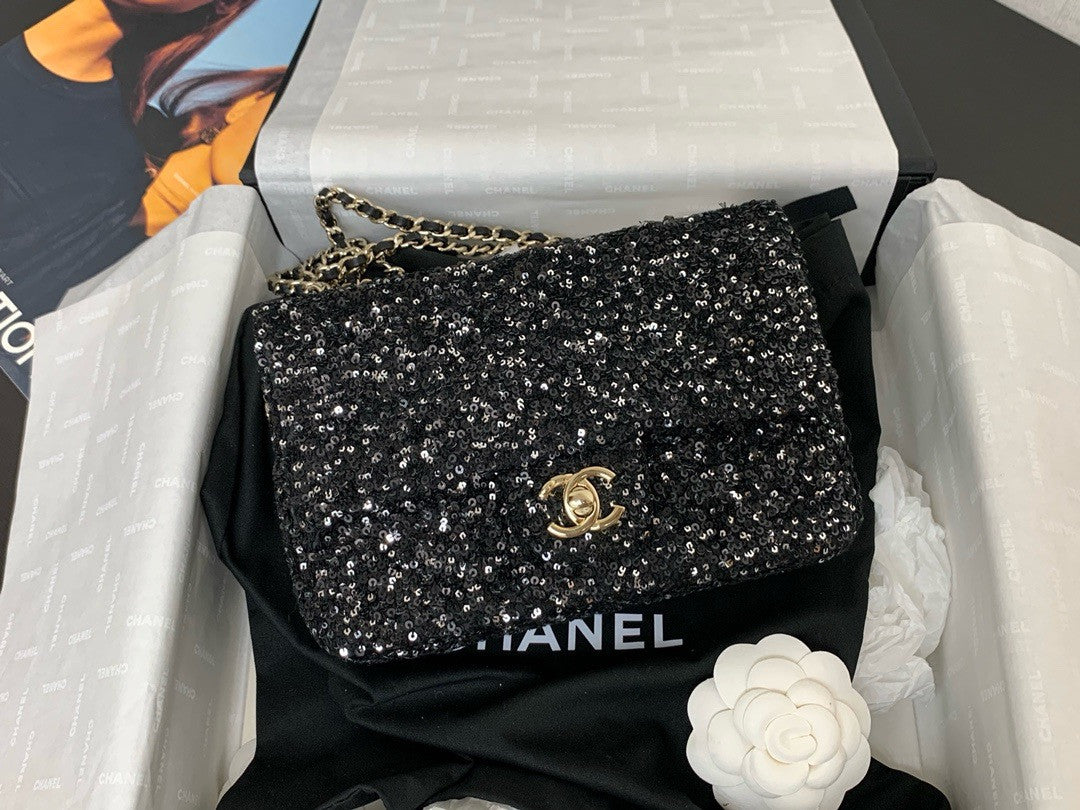 CHANEL FALL-WINTER 2024/25 BLACK EVENING BAG Sequins & Gold-Tone Metal