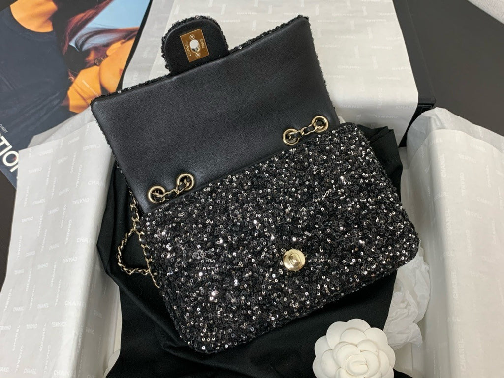 CHANEL FALL-WINTER 2024/25 BLACK EVENING BAG Sequins & Gold-Tone Metal