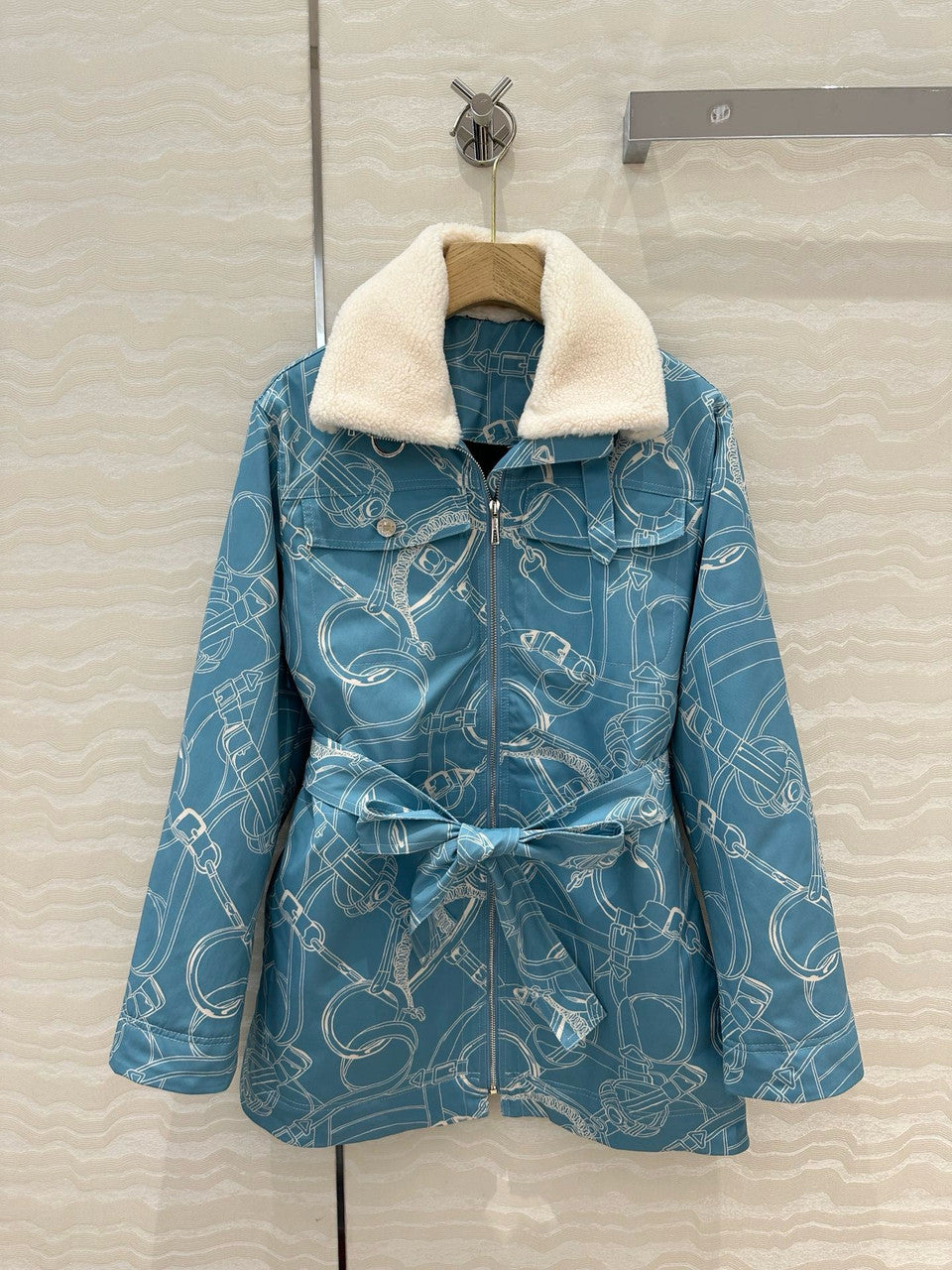 HERMES Coat with "Eperon d'Or Finesse" print