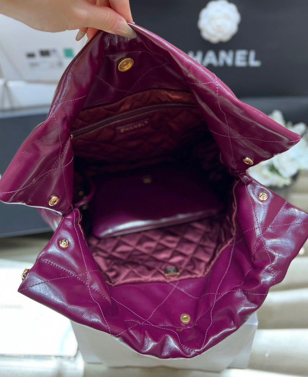 CHANEL 22 SMALL HANDBAG BORDEAUX GOLD LOGO