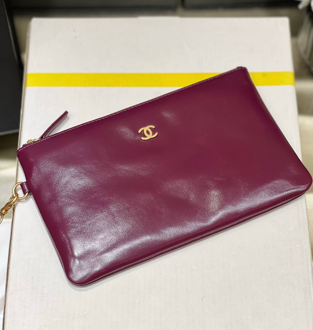 CHANEL 22 SMALL HANDBAG BORDEAUX GOLD LOGO