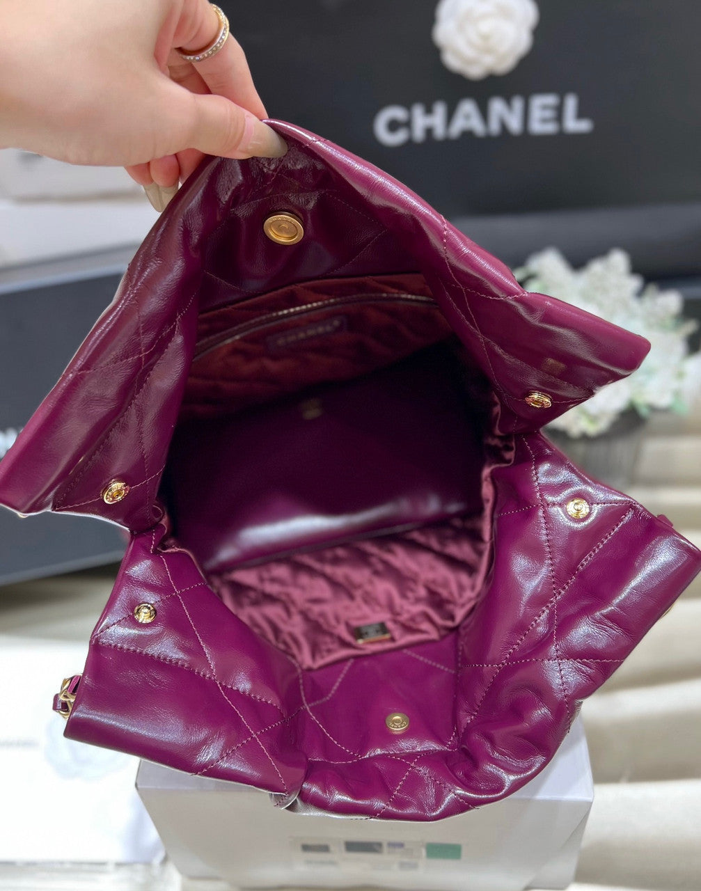 CHANEL 22 HANDBAG Bordeaux Medium SS 2023